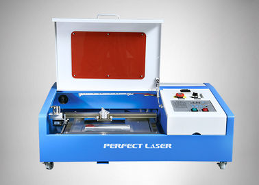 machine de gravure de laser de CO2 de refroidissement par l'eau 40W pour des matériaux publicitaires